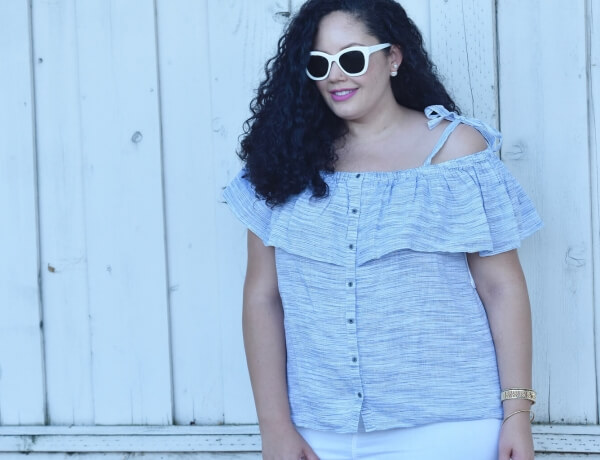 The Foolproof Way to Style White Jeans For Summer via @GirlWithCurves