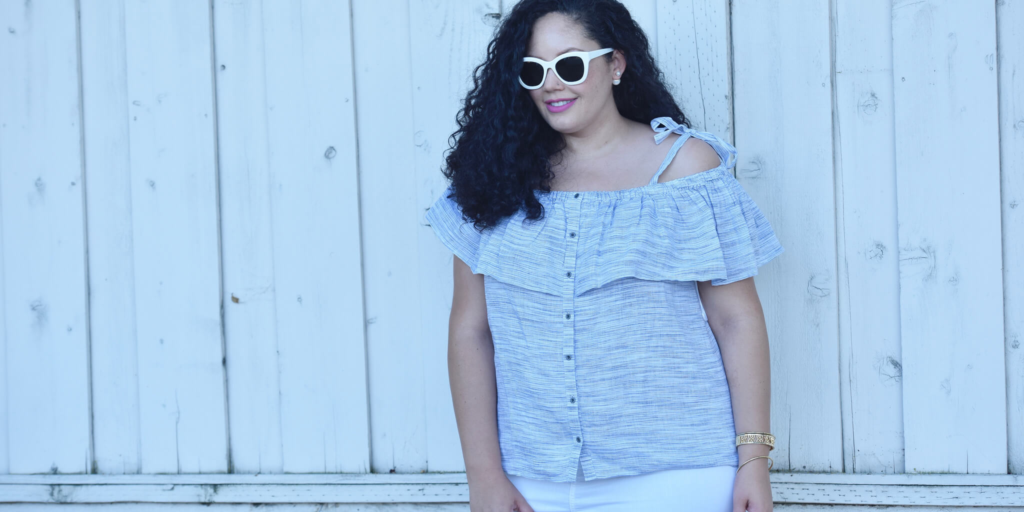 The Foolproof Way to Style White Jeans For Summer via @GirlWithCurves