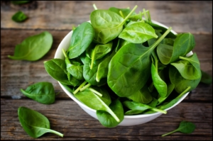 4 Reasons Why You Should Be Eating Spinach via @GirlWithCurves #health #food #wellness