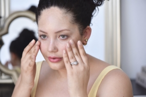 5 Natural Ways to Get Rid of Bags Under Your Eyes via @GirlWithCurves #skincare #beauty #tips