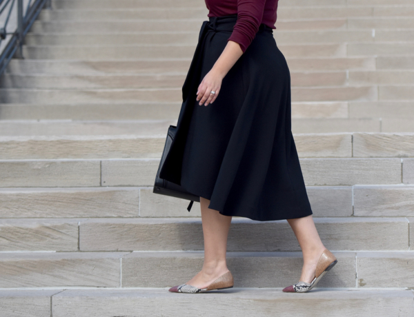 HOW TO PULL OFF SKIRTS AND DRESSES WITH FLATS via @GirlWithCurves #tips #curvystyle #curvyfashion