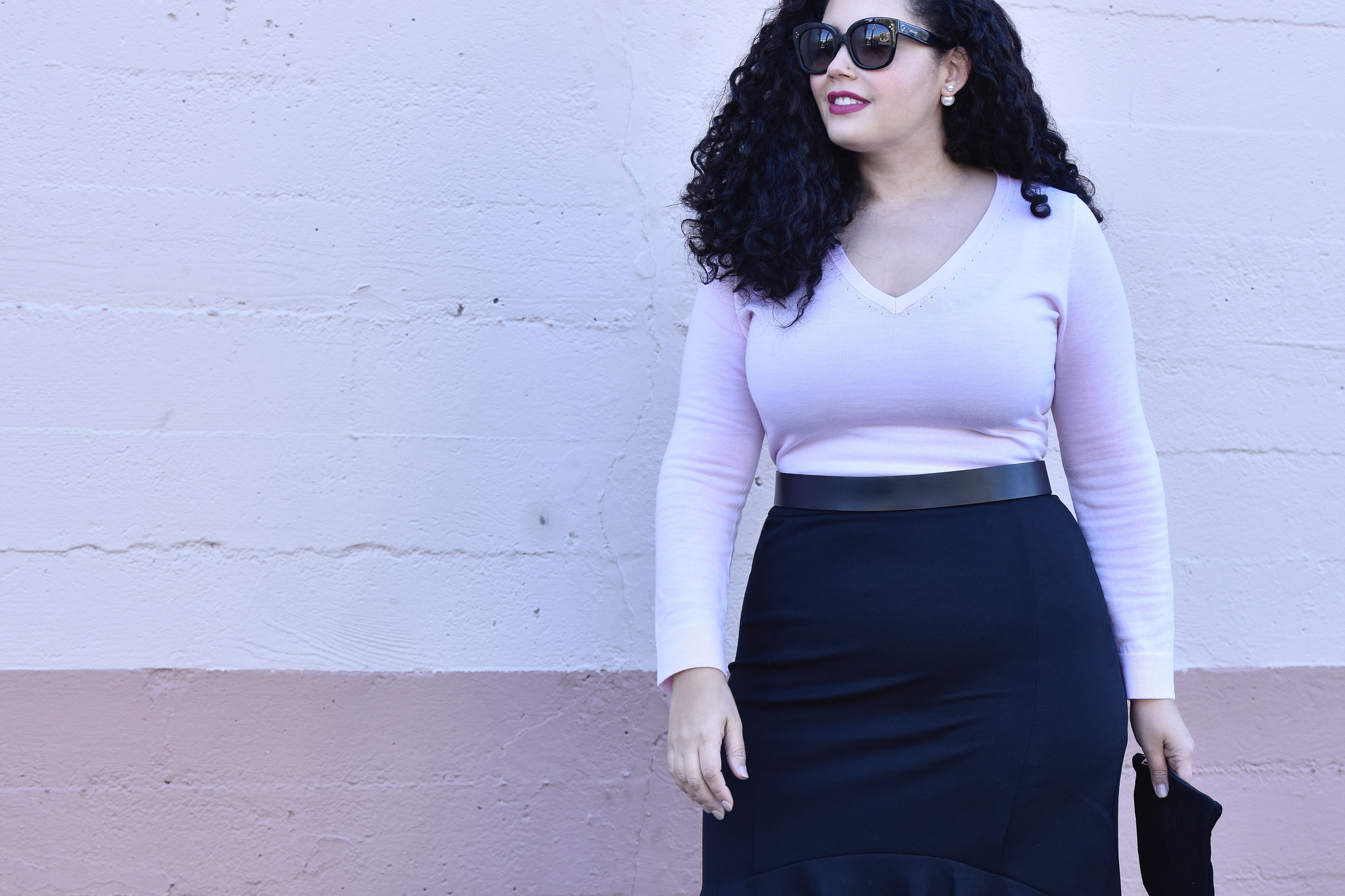An Easy Date Night Look To Wear Now Via @GirlWithCurves #sexy #datenight #skirt