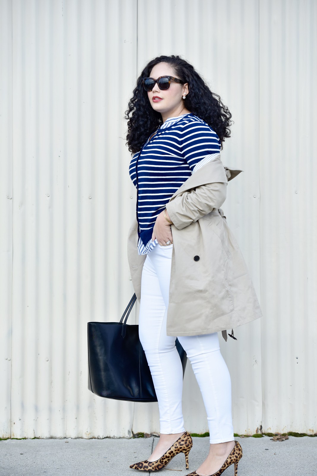 How to Wear White Jeans with Confidence via @GirlWithCurves #style #tips #fashion #skinny #jeans #white #summer
