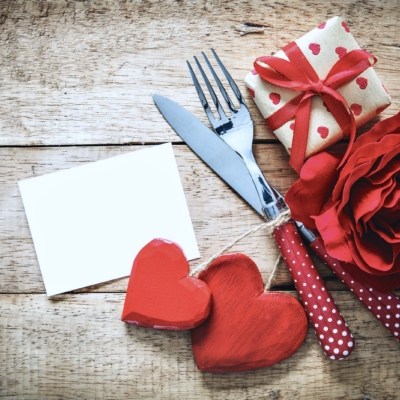 Last Minute Budget-Friendly Valentine's Day Gift Ideas via Girl With Curves #valentinesday #giftideas #budget #romantic