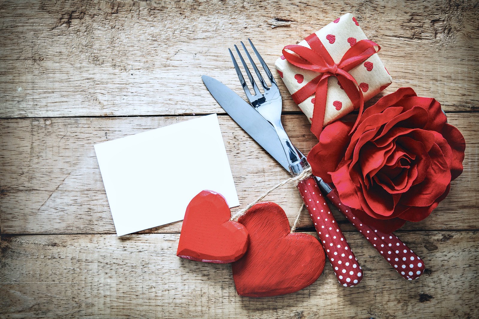 Last Minute Budget-Friendly Valentine’s Day Gift Ideas via Girl With Curves #valentinesday #giftideas #budget #romantic